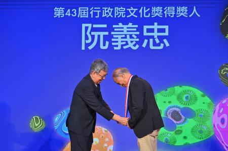 2024年5月9日行政院長陳建仁出席「第43屆行政院文化獎頒獎典禮」 　共8張
