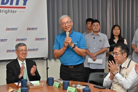 陳院長今(18)日參訪璨揚企業股份有限公司（關懷身心障礙員工工作情形）照片共12張