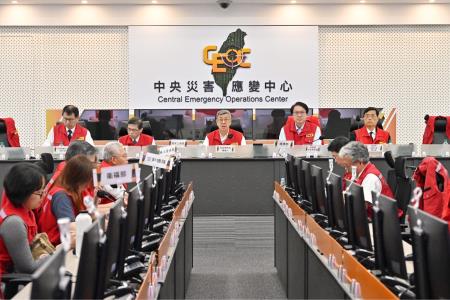2024年4月23日行政院長陳建仁出席中央災害應變中心因應地震及豪雨應變會議。　共7張