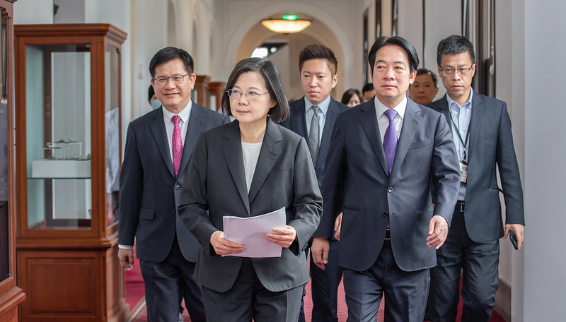副總統賴清德、總統府秘書長林佳龍、副秘書長黃重諺、張惇涵配同總統出席「執政七年，重新定義台灣，讓世界重新看見台灣」記者會