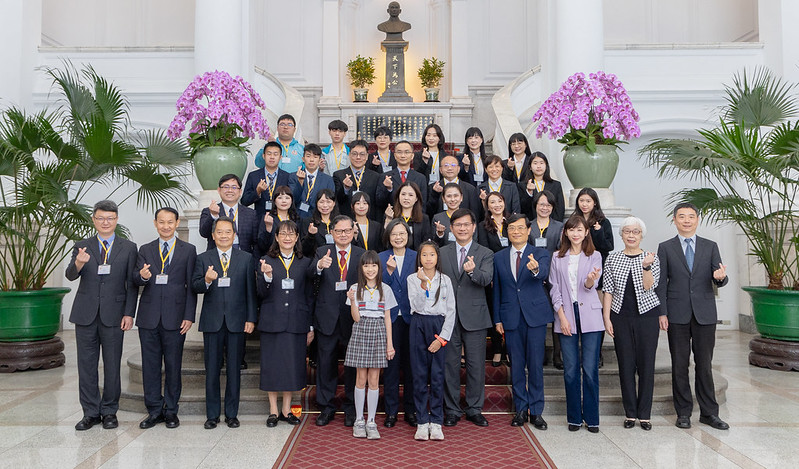 總統與「2023第十九屆國際傑出發明家獎」得獎人合影