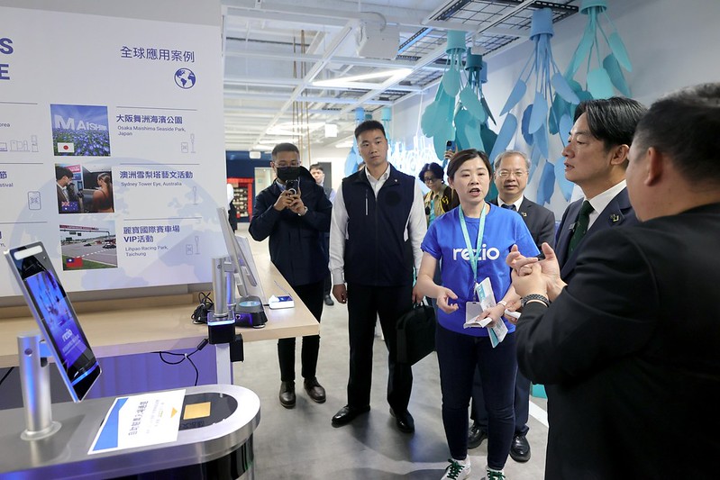 副總統體驗「rezio數位購票及電子閘門入園」，實地了解旅遊業者科技轉型的具體成果