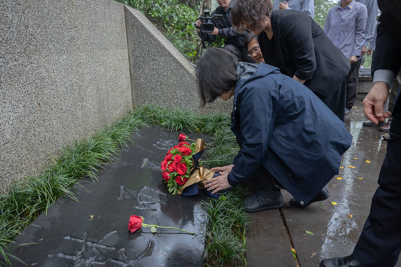 總統由鄭南榕遺孀、總統府資政葉菊蘭等人陪同，步行至鄭南榕之墓「自由之翼紀念碑」前獻花致意