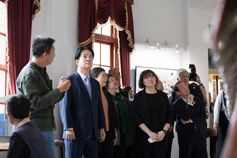 副總統與現場貴賓一同參觀展區