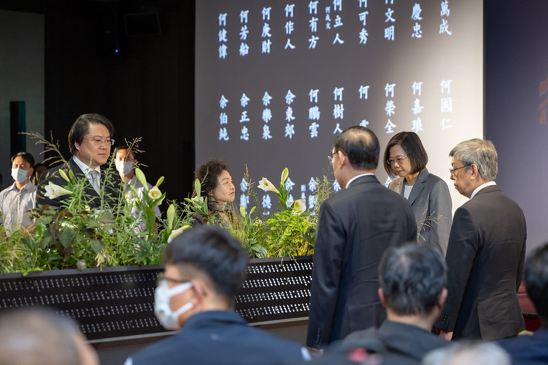 總統與現場貴賓一同進行平復國家不法儀式