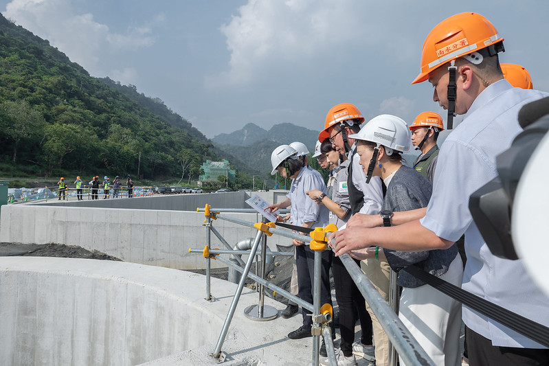 總統至觀景台視察通水情形，並聽取水利署長賴建信說明工程概況