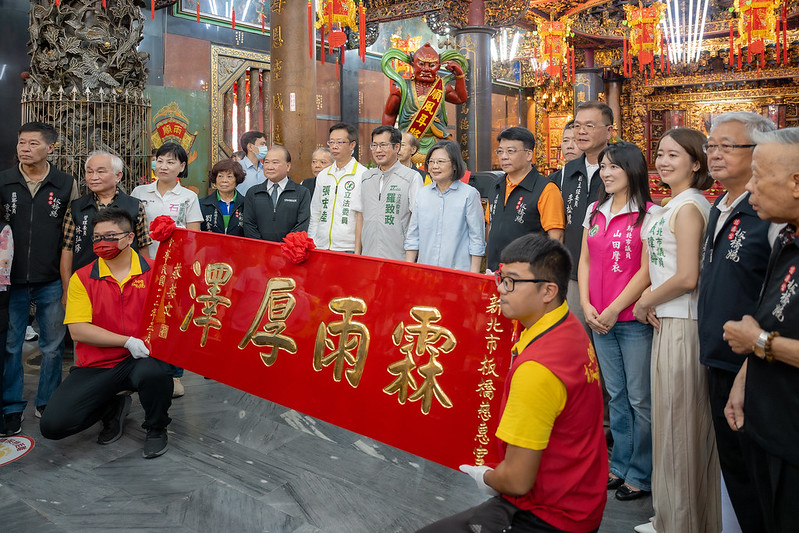 總統參拜「慈惠宮」，並致贈「霖雨後澤」匾額