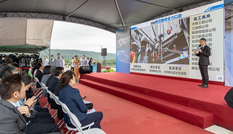 總統聽取經濟部水利署長賴建信「阿姆坪防淤隧道成果效益」簡報及觀看「掘地重生」紀念影片