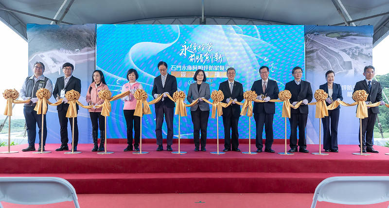 總統與現場貴賓一同進行剪綵儀式