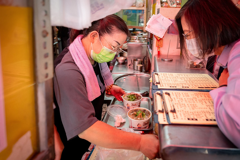 總統前往豐原「立麒鮮肉湯包」及「黃家麻辣麵線」等小吃店，購買在地小吃，並與店家親切閒聊