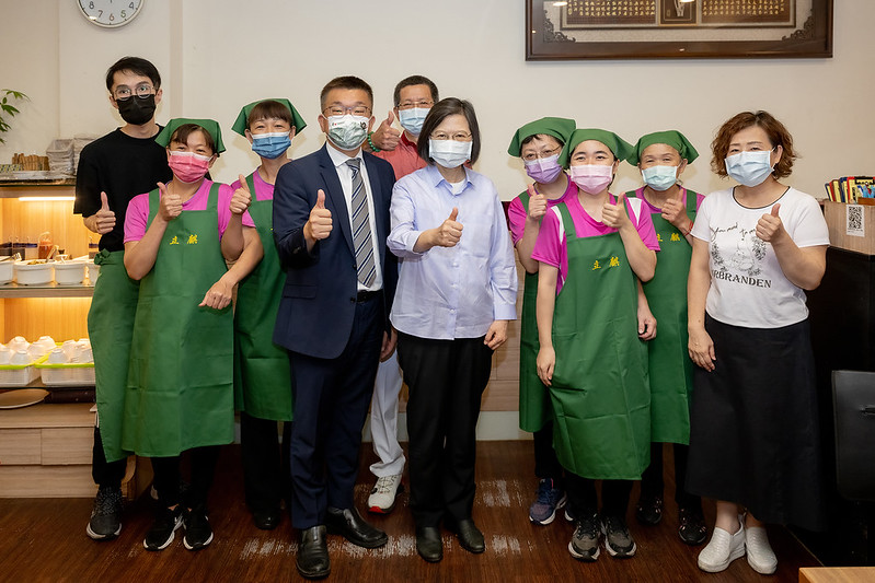 總統與店家合影，以實際行動支持在地觀光與消費