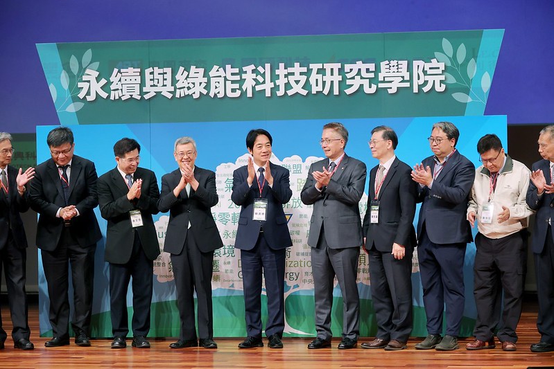 副總統和現場貴賓一同進行揭牌儀式