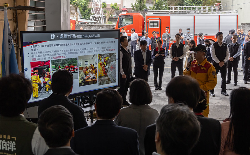 總統聽取特搜隊陳義豐隊長說明救災狀況，以及國土署長吳欣修說明「災後高風險房屋因應作為」