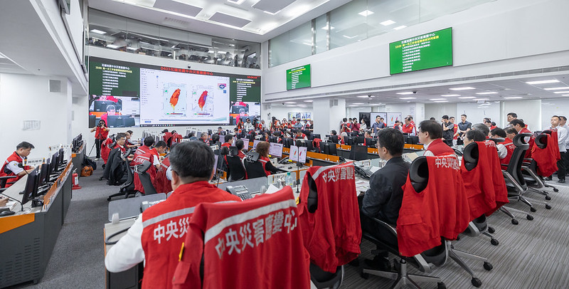 總統抵達後，分別聽取氣象署及災防科技中心、消防署、交通部、經濟部、農業部、國防部簡報，瞭解各地災情狀況及救援處置情形