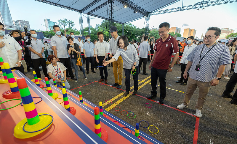 總統於「遊戲區」體驗「水果套圈圈」遊戲