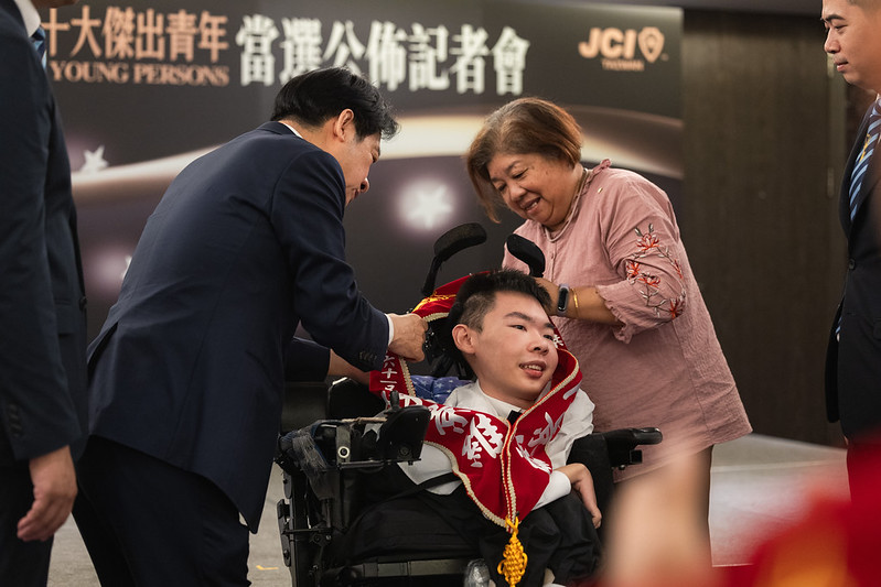 副總統逐一為當選人披掛榮譽肩帶