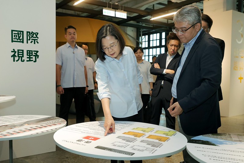 總統抵達後，由內政部次長暨國家住宅及都市更新中心代理董事長花敬群陪同導覽
