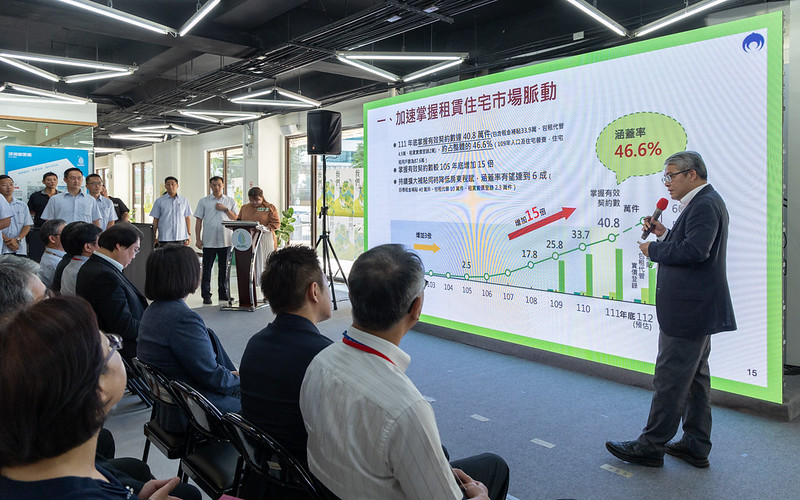 總統聽取內政部次長暨國家住宅及都市更新中心代理董事長花敬群簡報住宅政策成果