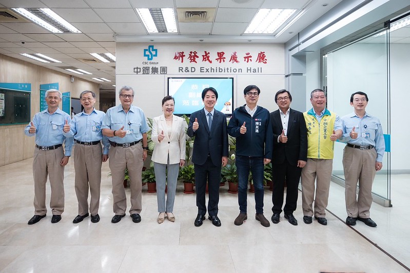副總統與出席人員合影