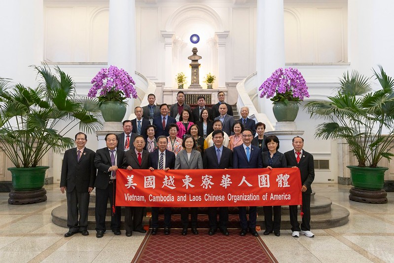 總統與「世界越棉寮華人團體聯合總會及美國越柬寮華人團體回國訪問團」合影