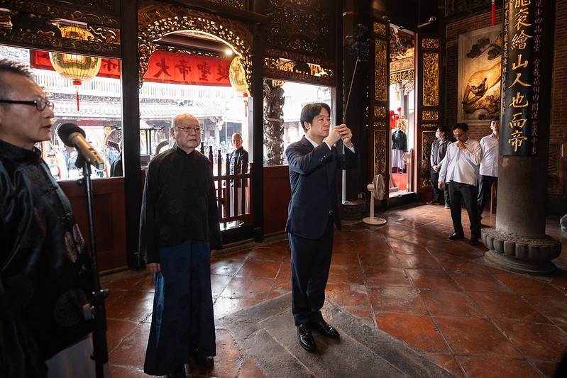 副總統前往正殿參香、行三鞠躬禮，向保生大帝獻上最高敬意，並為臺灣祈福
