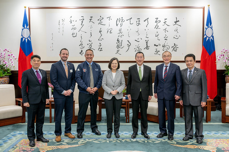 總統與「美國海外作戰退伍軍人協會總會長一行」合影