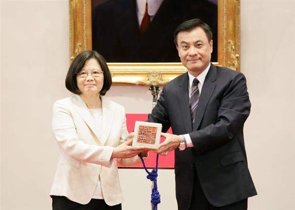總統蔡英文女士首先接受立法院院長蘇嘉全授與「中華民國之璽」、「榮典之璽」、「總統之印」及「總統之章」。