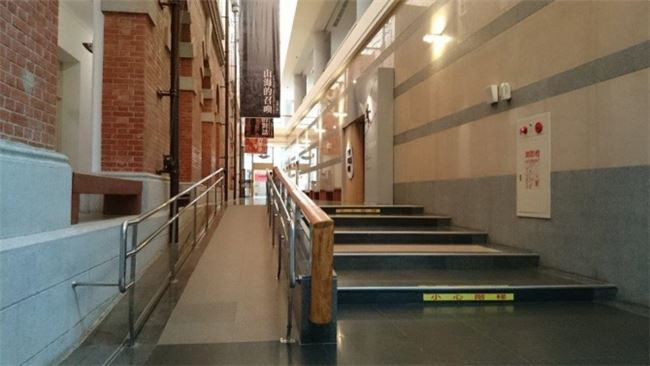 館內展廳皆設有無障礙坡道