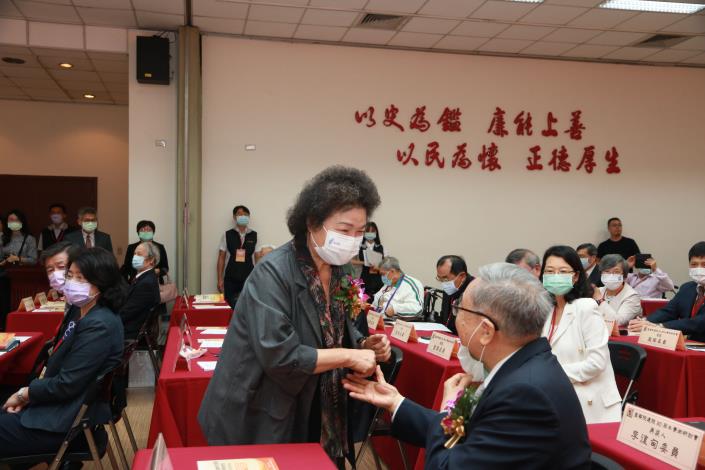 圖6  陳菊院長於監察院建院90周年學術研討會蒞臨會場與貴賓致意
