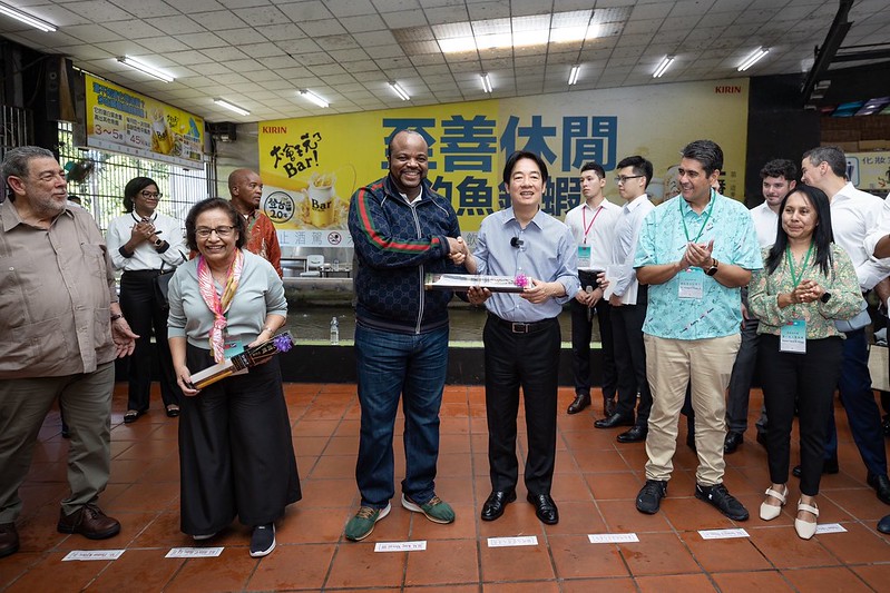 釣蝦體驗結果出爐後，史瓦帝尼王國國王恩史瓦帝三世（King Mswati Ⅲ）榮獲「金竿獎」第一名、馬紹爾群島共和國總統海妮（Hilda C. Heine）榮獲「金竿獎」第二名，由副總統及蕭副總統當選人分別頒獎