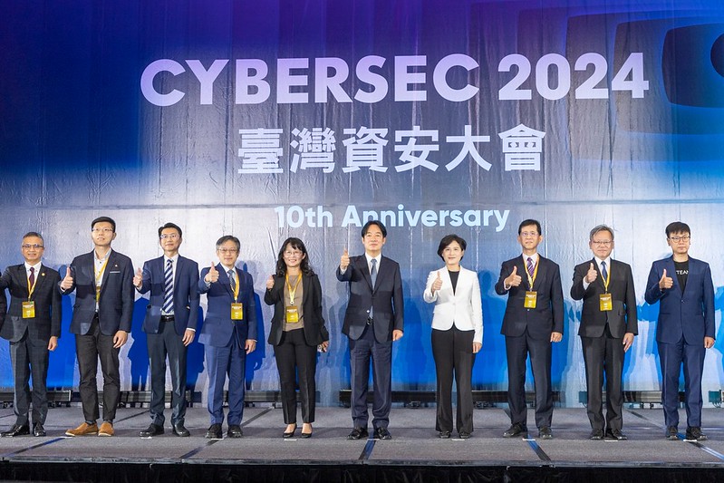 副總統和與會人員合影