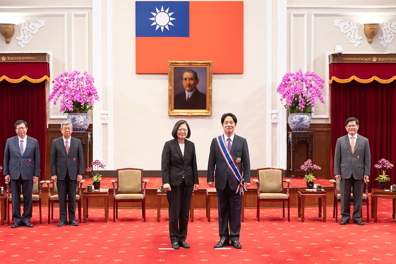 贈勳賴清德副總統等13名政務人員　總統：一起留下一個「世界的臺灣」　繼續為臺灣努力打拚