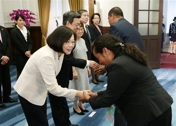 蔡英文總統偕同陳建仁副總統伉儷在總統府接受邦交國與友好國家元首、特使及政要友人致賀。