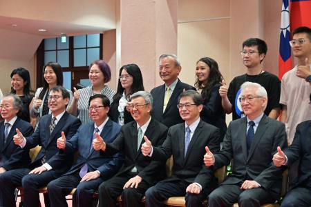2024年5月16日行政院長陳建仁出席行政院惜別茶會 　共15張