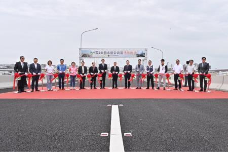 2024年5月13日院長陳建仁出席「國1增設大雅系統交流道」通車典禮4 　共8張