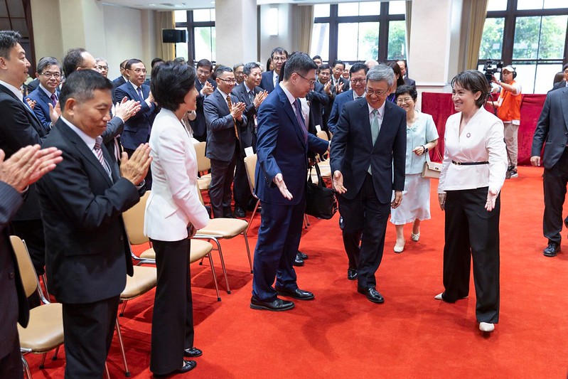 主持行政院聯合交接典禮　副總統感謝陳建仁院長穩健推動福國利民政策　期許新任卓榮泰院長讓國政無縫接軌　繼續為國家與人民開創最大利益與福祉