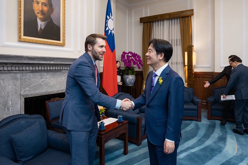 總統接見美國特使團　期盼持續雙邊安全、經貿及科技等領域合作　讓臺美「堅若磐石」夥伴關係更上層樓