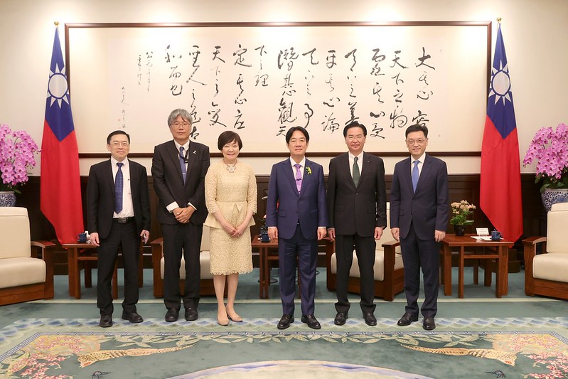 總統與出席人員合影