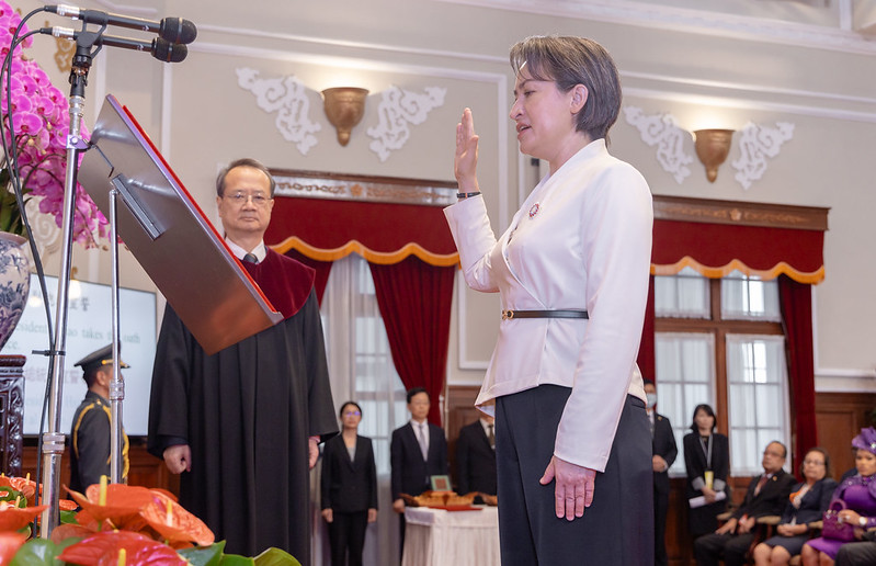 第16任副總統當選人蕭美琴就宣誓位置，面對國旗暨國父遺像高舉右手，宣讀誓詞－「余謹以至誠，向全國人民宣誓，余必遵守憲法，效忠國家，如違誓言，願受國家嚴厲之制裁。」