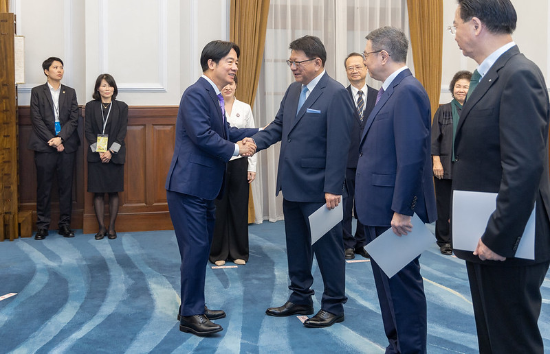 總統擔任監誓人，主持卓院長、潘秘書長及吳秘書長的宣誓典禮