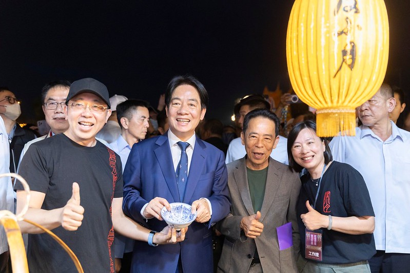 副總統參觀集結臺南傳統小吃的「囍市集」，並與攤商及民眾親切互動