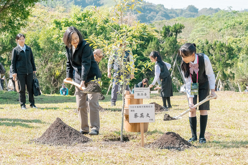 出席「一起集點樹」植樹活動　總統：持續紮根環境教育　共同為地球盡一分心力　厚實國家未來永續發展