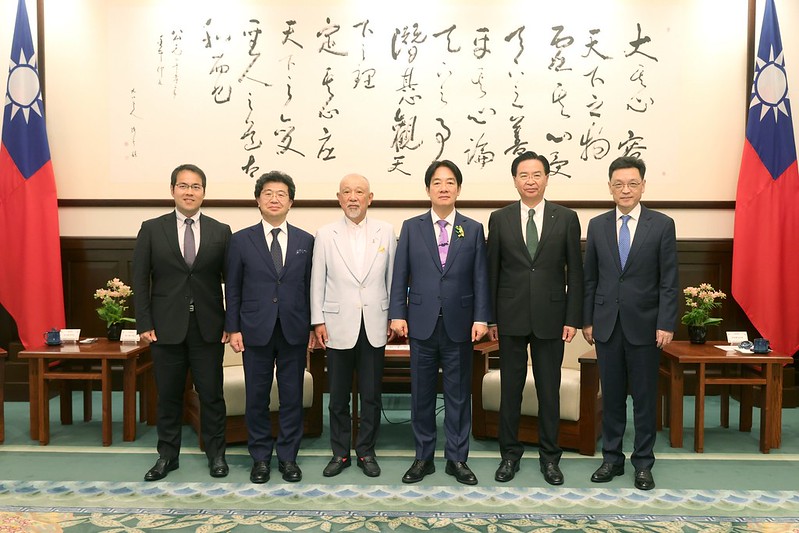 總統與「日本財團會長笹川陽平乙行」合影