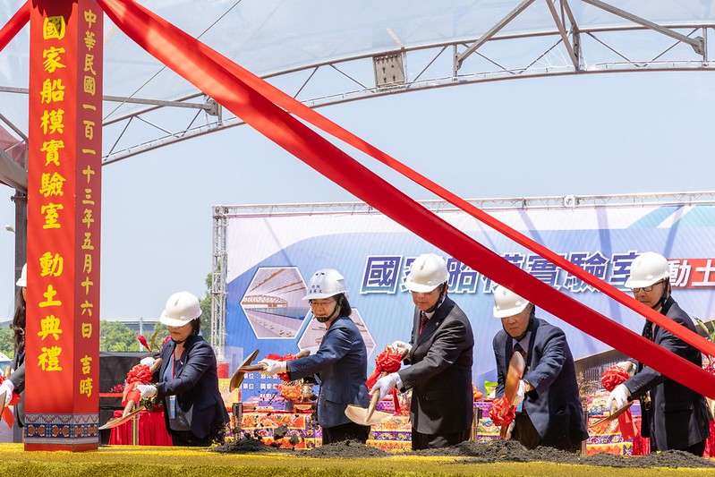 總統與現場貴賓一同進行祝禱及開工動土儀式