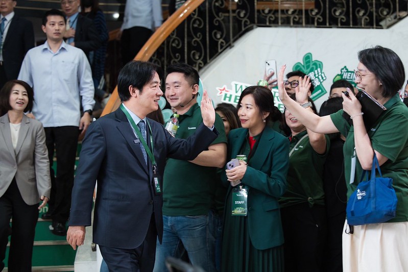 副總統與廠區員工親切互動