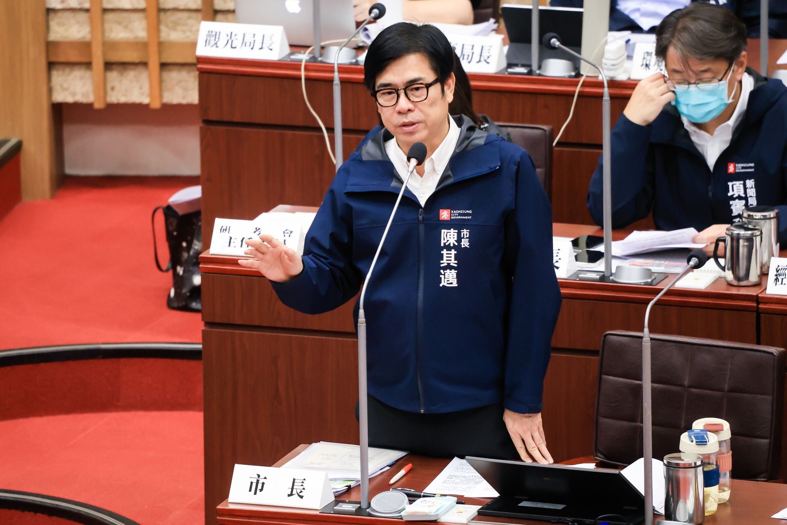 圖說：市長陳其邁於市政總質詢回應說明市府於大型活動期間積極推出優惠，吸引更多遊客停留高雄。.jpg