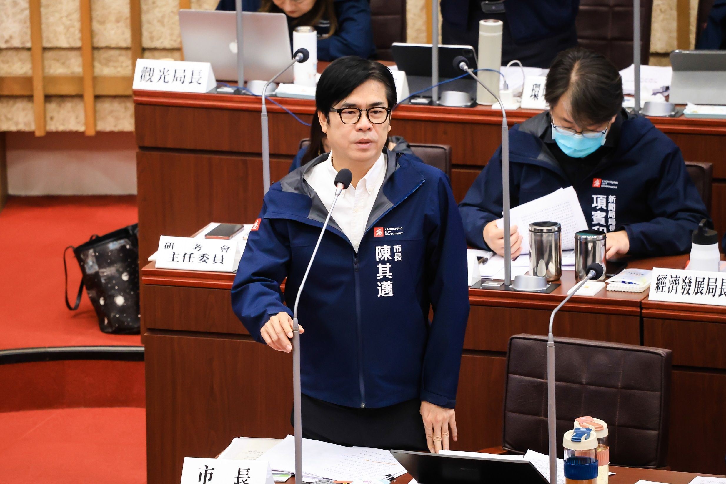 圖說：陳其邁在議會總質詢中，針對幼兒園補助、地方建設、市場規劃等議題答覆議員.jpg
