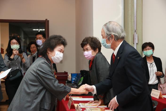 圖4  陳菊院長於監察院建院90周年學術研討會蒞臨會場與貴賓致意