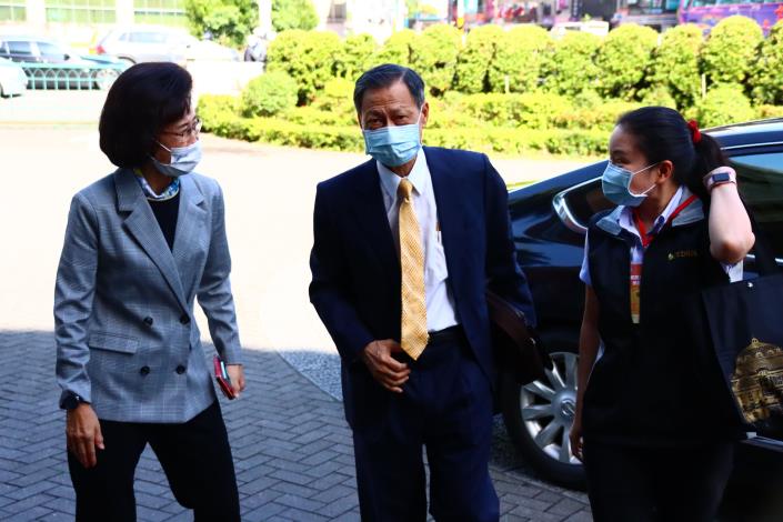 圖2 朱富美秘書長於報到處迎接賴英照院長蒞臨