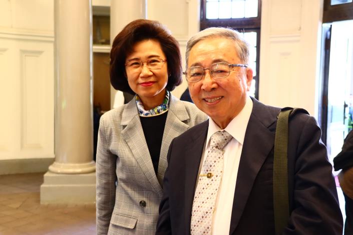 圖1 朱富美秘書長於報到處迎接李鴻禧教授蒞院